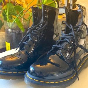 NWOT DR. Martens Women’s 7 High Gloss✨✨